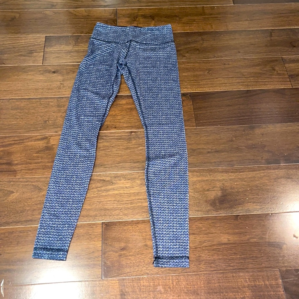 Black and white patterned Lululemon leggings